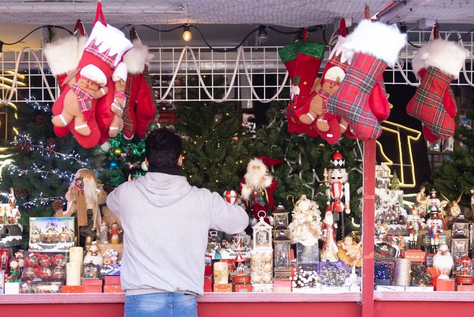 EuropaPress 5597938 hombre observa caseta mercadillo navidad plaza mayor 24 noviembre 2023