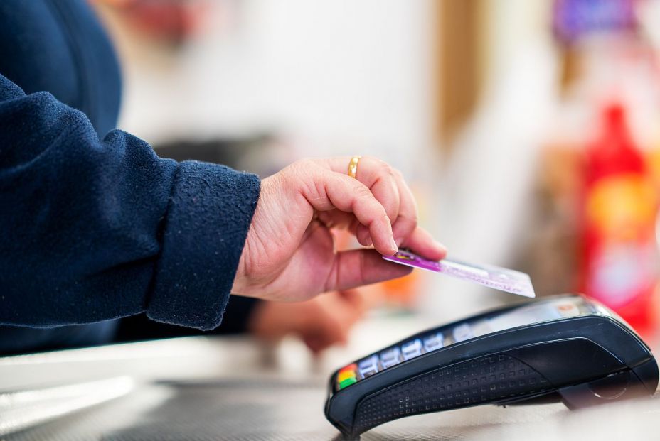 ¿Edadismo financiero?: "Mi banco me ha denegado una tarjeta por tener 74 años"