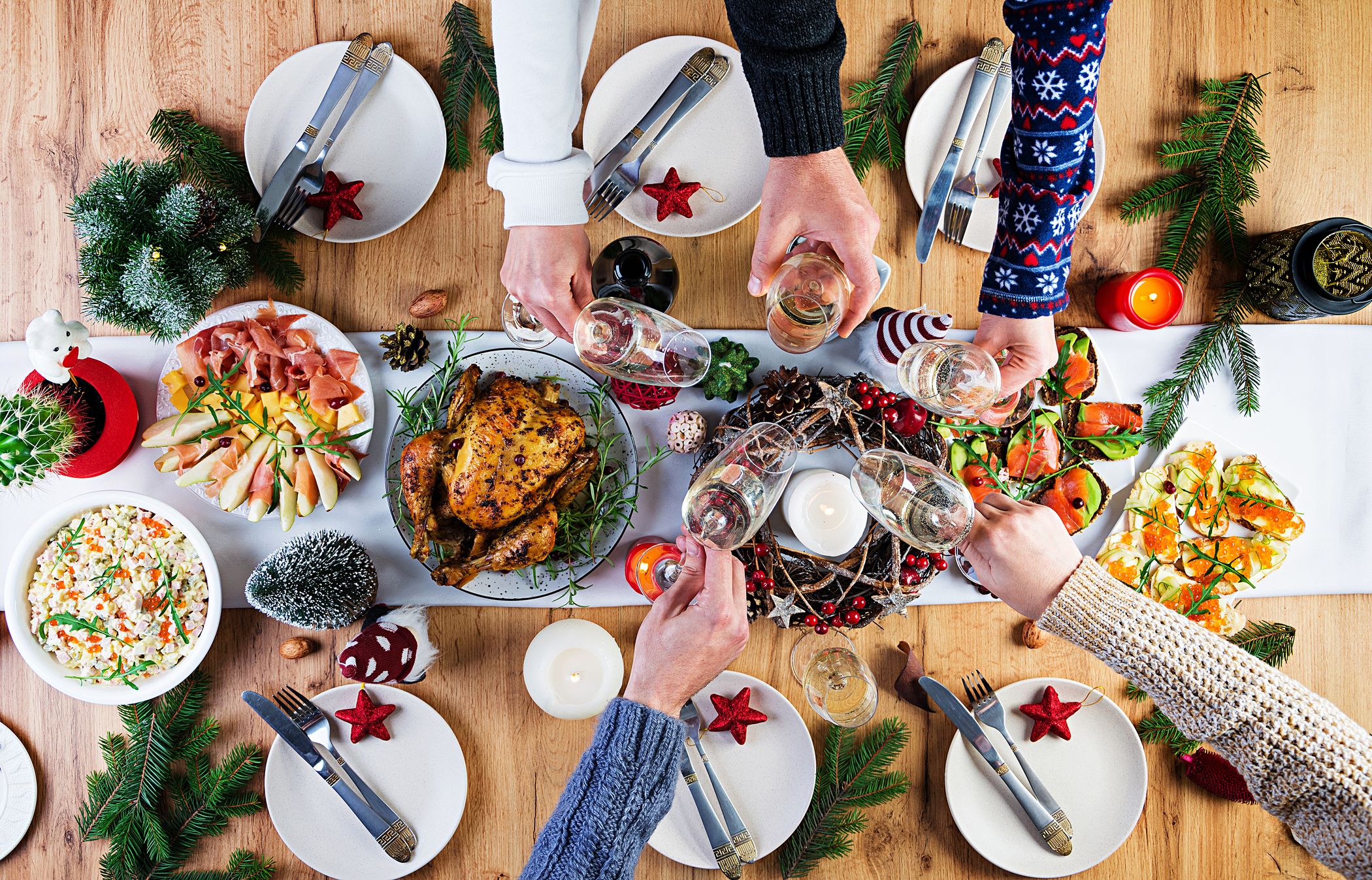 Mesa de una comida de Navidad. Fuente: Bigstock