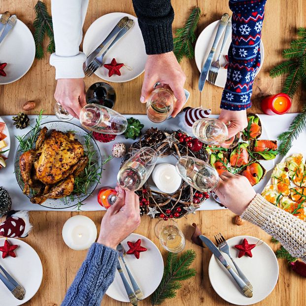 Mesa de una comida de Navidad. Fuente: Bigstock