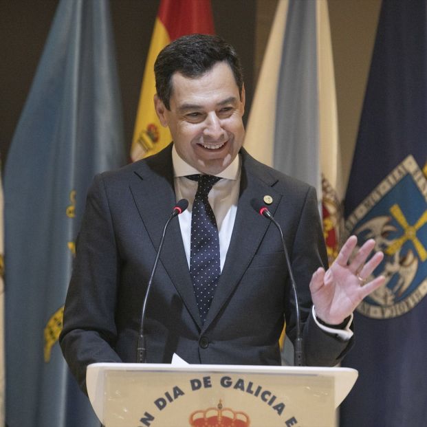 El presidente de la Junta de Andalucía, Juan Manuel Moreno Bonilla, recibe la Insignia de Oro y el Carné de Socio de Honor de la Asociación del Día de Galicia. Fuente: Jorge Peteiro / Europa Press