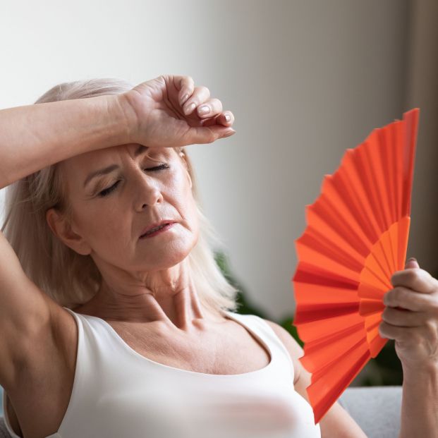 Mujer con sofocos por la menopausia. Fuente: noVadiet