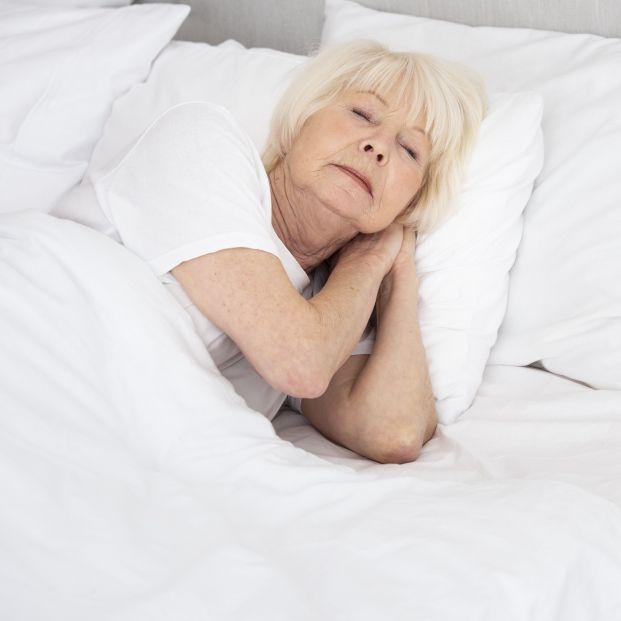 Mujer con problemas para dormir por la menopausia. Fuente: noVadiet