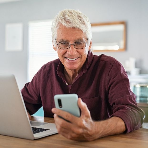 Hombre utilizando un teléfono móvil. Fuente: Bigstock