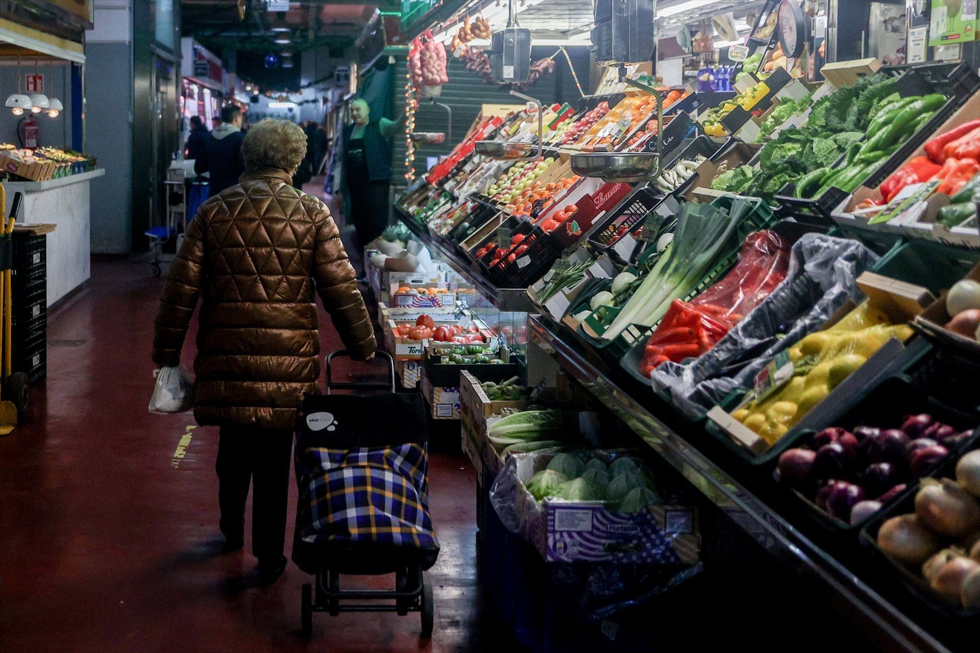 Una mujer realizando sus últimas compras antes de la cena de Nochebuena en un mercado de Madrid (2023). Fuente: Ricardo Rubio / Europa Press