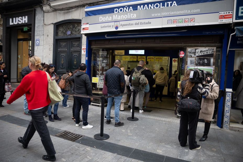 Varias personas hacen cola en la administración de Lotería de Doña Manolita, a 12 de octubre de 2024 (Madrid). Fuente: Eduardo Parra / Europa Press