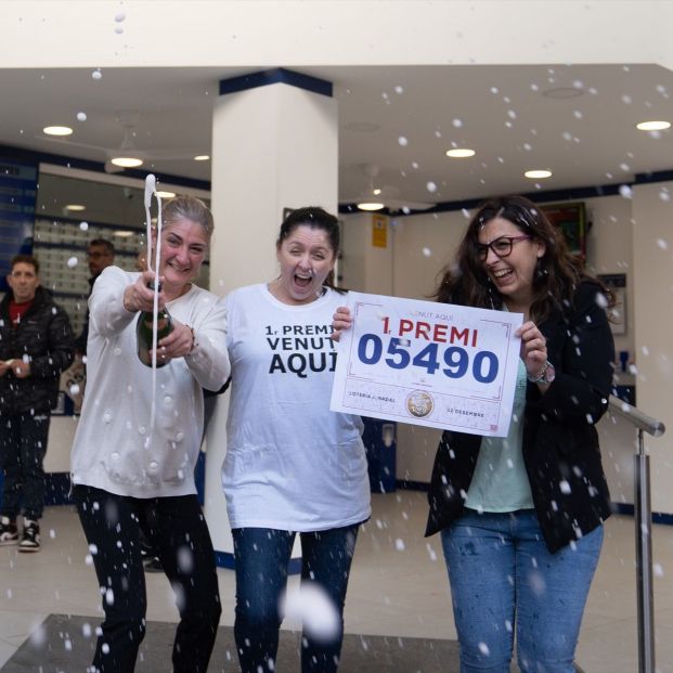 Empleadas de una administración de L’Hospitalet de Llobregat celebran que han vendido parte del número correspondiente al 'Gordo' del Sorteo Extraordinario de la Lotería de Navidad 2022 (Barcelona). Fuente: David Zorrakino / Europa Press