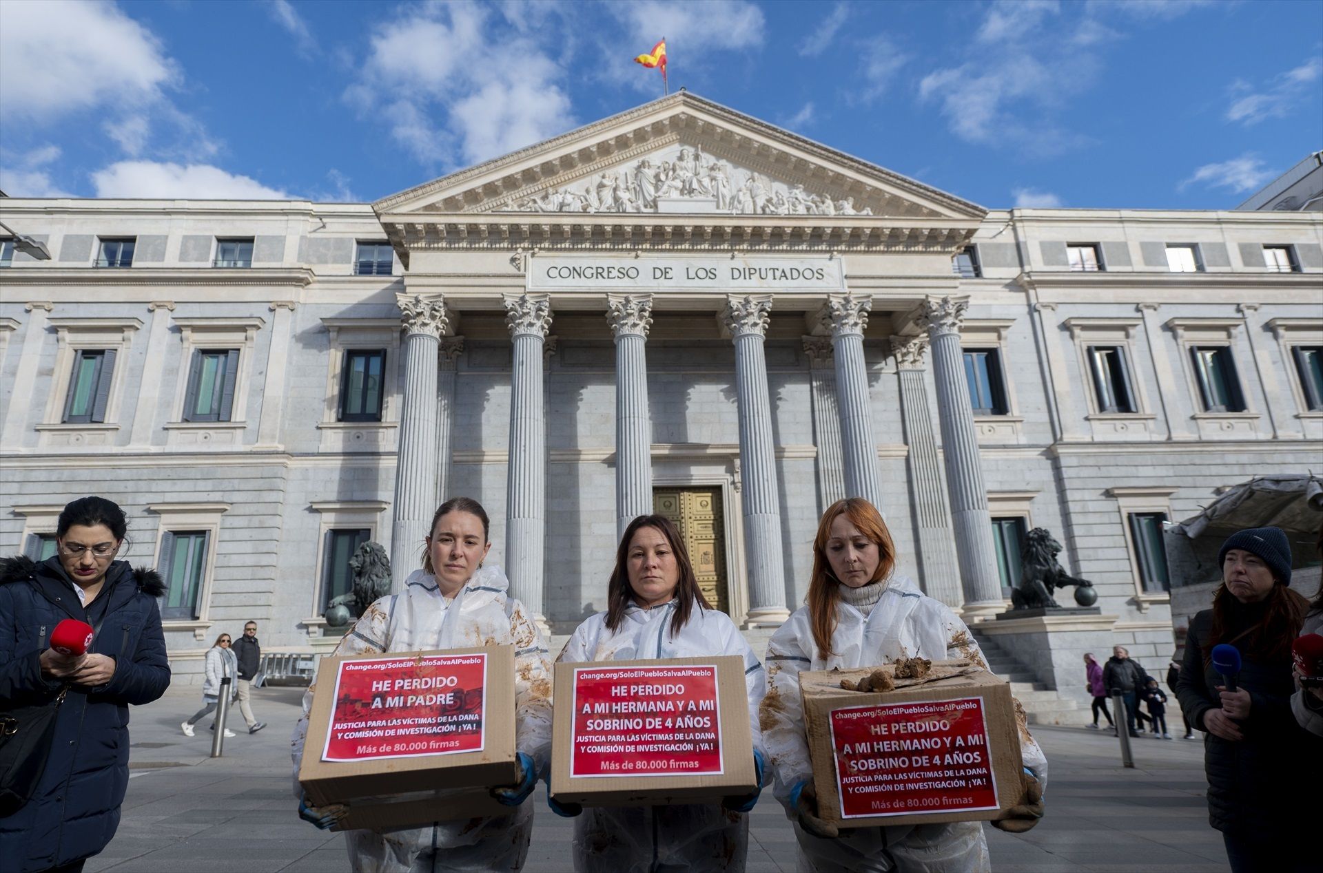 Familiares de víctimas de la DANA piden justicia en el Congreso: "En 10 días nadie buscó a mi padre"