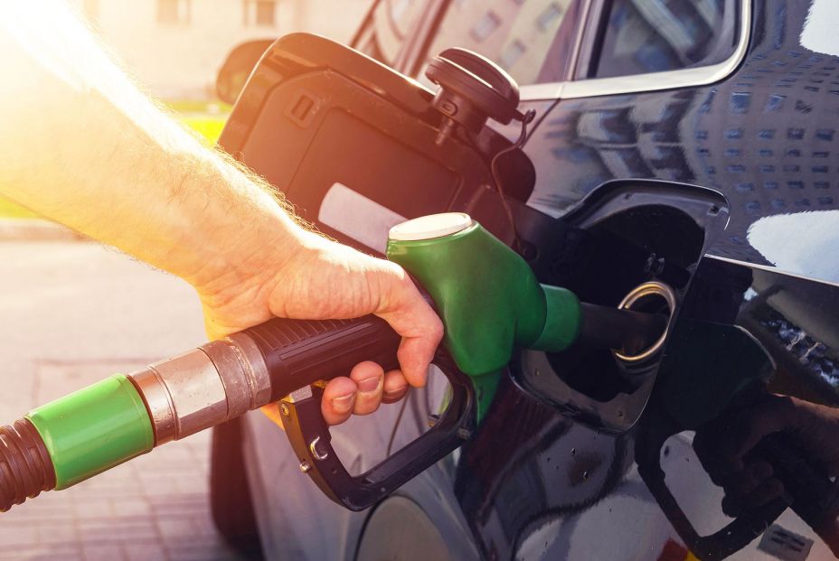 ¿Por qué algunos coches tienen el depósito de la gasolina en la izquierda y otros en la derecha? (Bigstock)