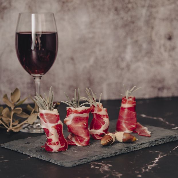 Presentación de un aperitivo con jamón. Fuente: Bigstock