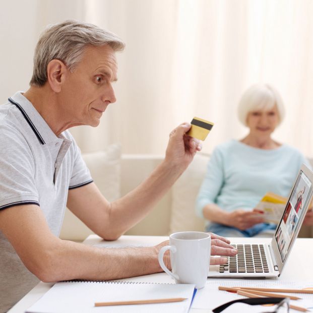 Un hombre realizando una compra online. Fuente: Bigstock