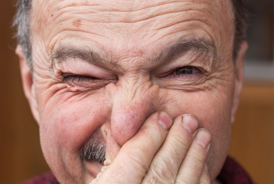 Un señor evitando un estornudo. Bigstock