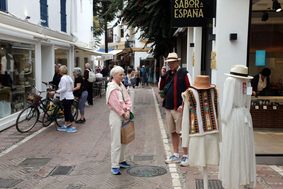 EuropaPress 6378453 dos turistas realizan compras centro marbella