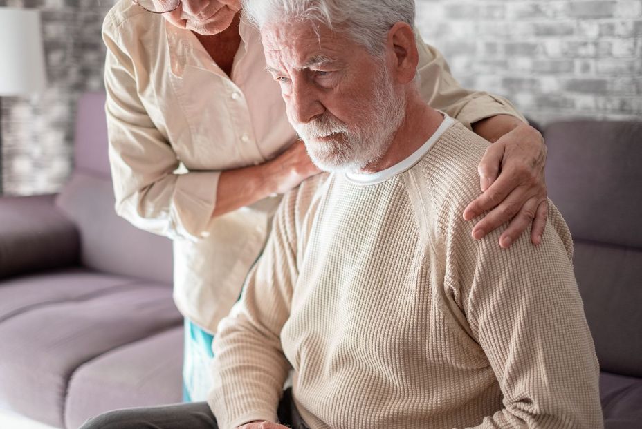 Un paciente con ansiedad es atendido por su pareja. Bigstock 