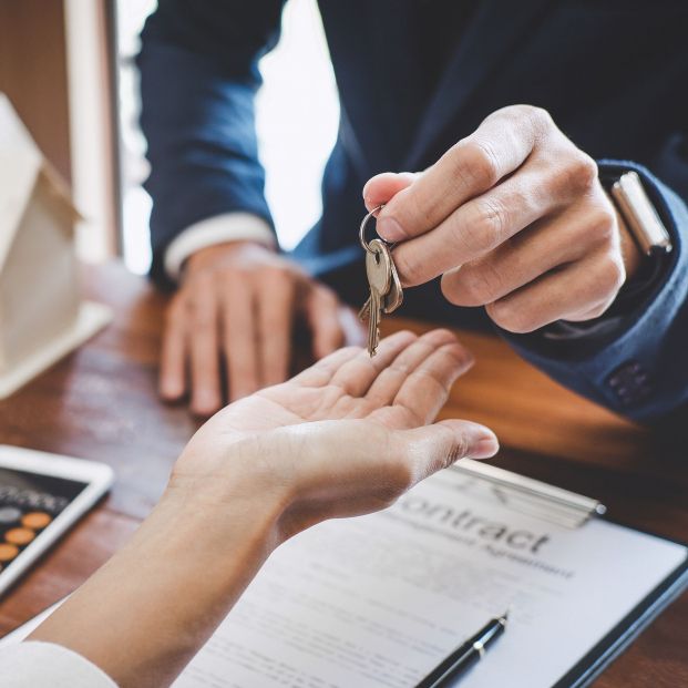 Una persona firmando un contrato de hipoteca. Fuente: Bigstock