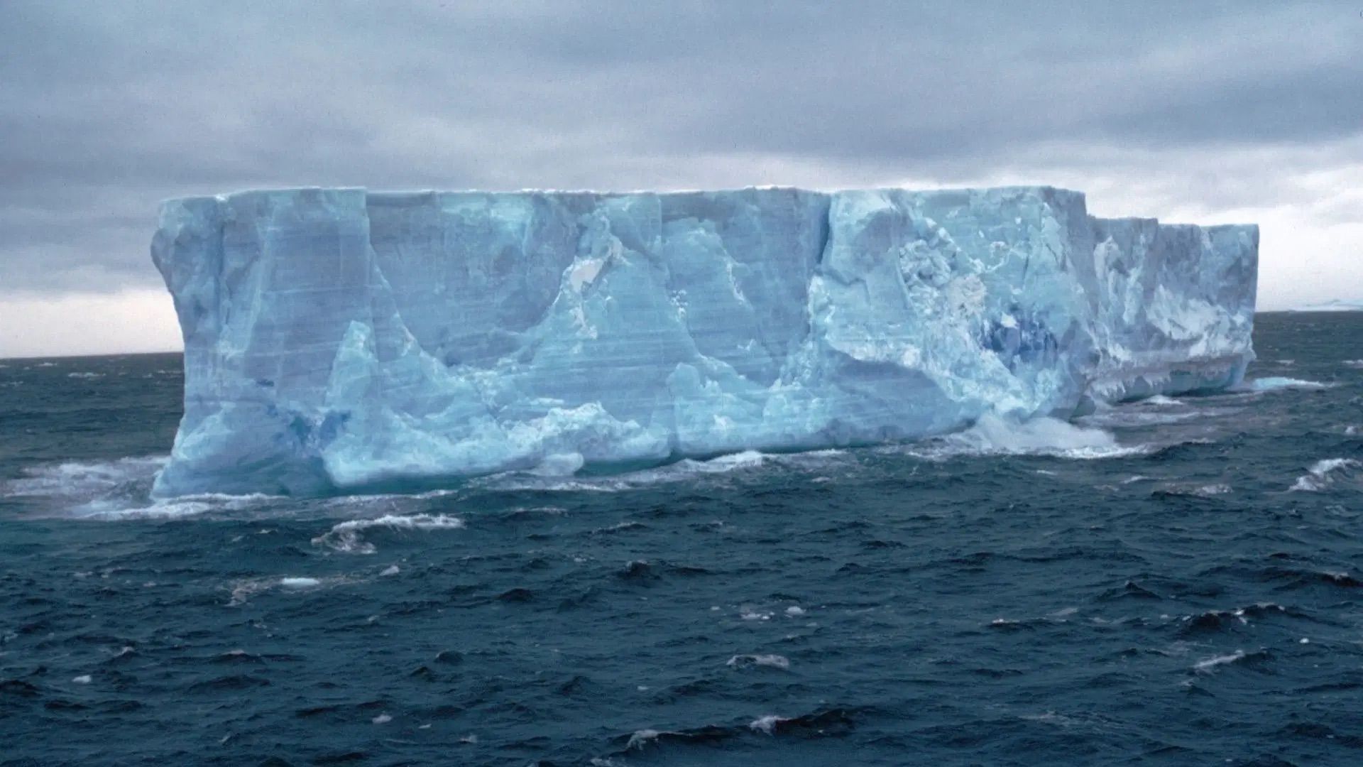 El iceberg más grande del mundo se rompe y queda a la deriva por el océano