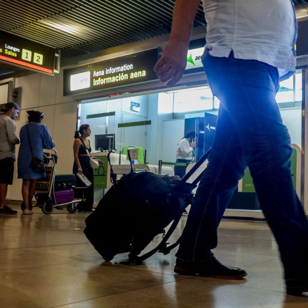 Un hombre con una maleta en el aeropuerto Adolfo Suárez-Madrid Barajas (2023). Fuente: Ricardo Rubio / Europa Press 