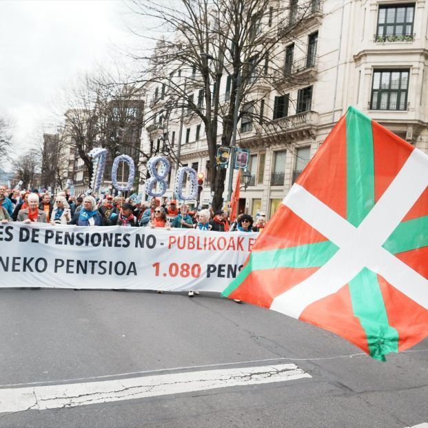 europapress 5064846 cientos personas protestan manifestacion reclamar pension minima 1080 euros 1 621x621