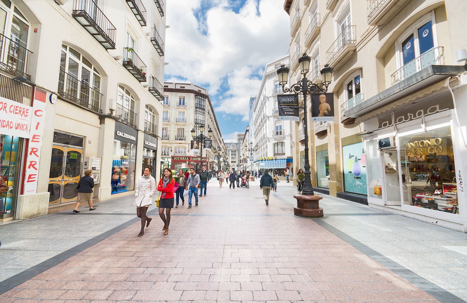 Ni Madrid ni Barcelona: estas son las ciudades que más crecen por 'mudanzas' desde otros municipios