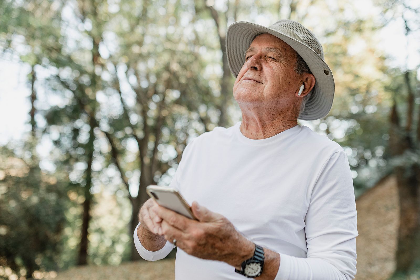 ¿Te ofrecen unos AirPods a precio de ganga? Cuidado con la estafa que pasa en plena calle