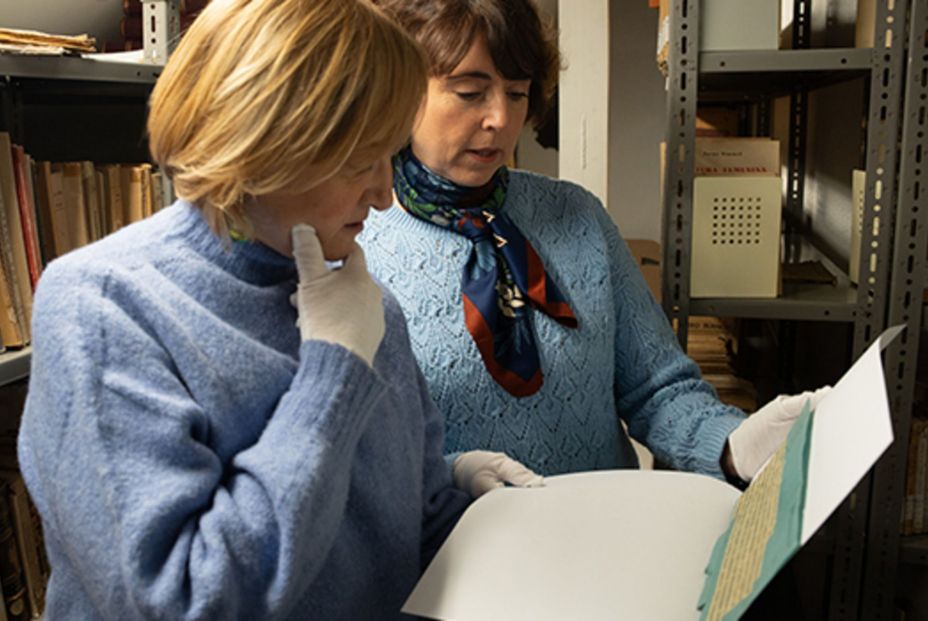 Ana Chaguaceda, directora de Casa-Museo Unamuno, y la investigadora Marta García analizan el telegrama. Fuente: USAL