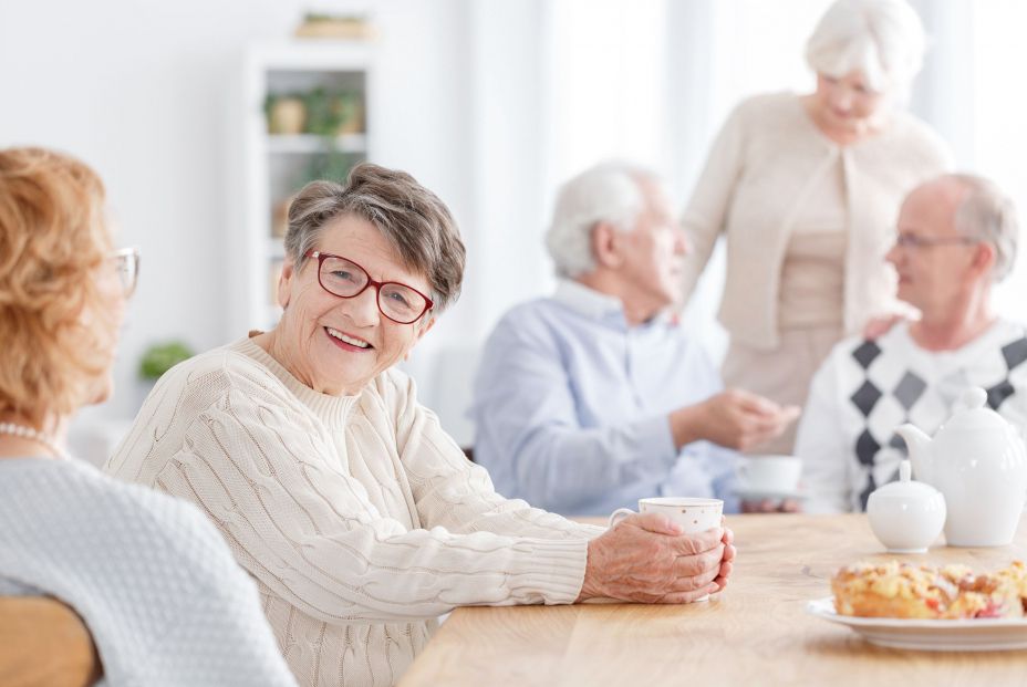 Un grupo de personas mayores en una reunión de amigos. Fuente: Bigstock