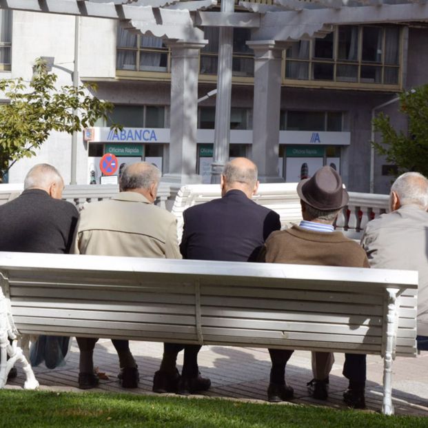 Personas mayores sentadas en un banco. Fuente: DUVI