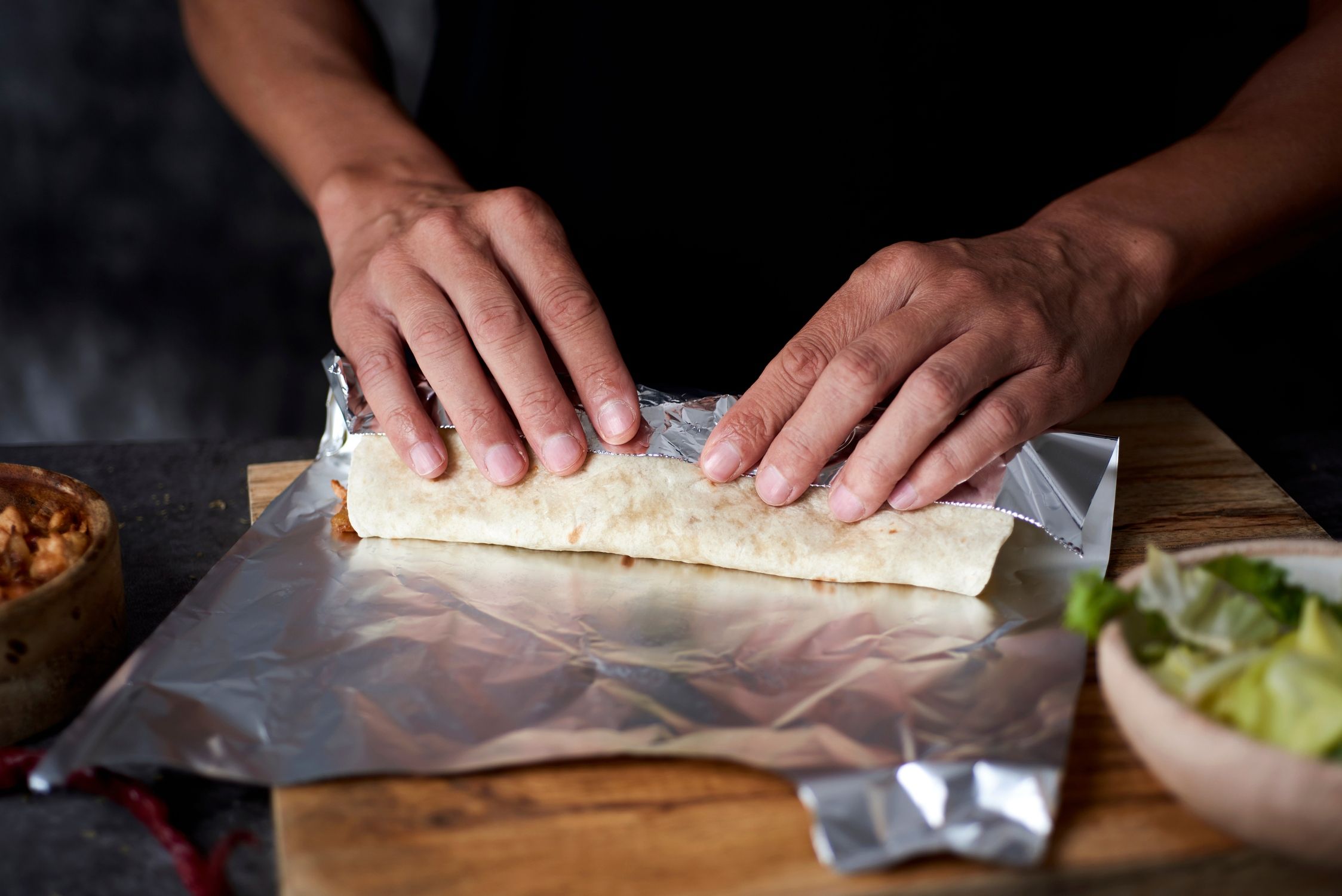 El motivo por el que no deberías usar papel de aluminio para guardar la comida (Bigstock)