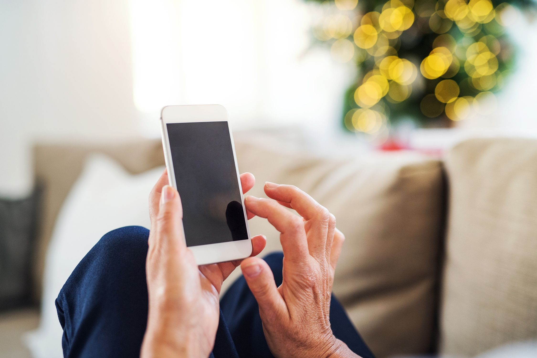 ¿A cuántas personas a la vez se puede felicitar la Navidad por WhatsApp? (Bigstock)