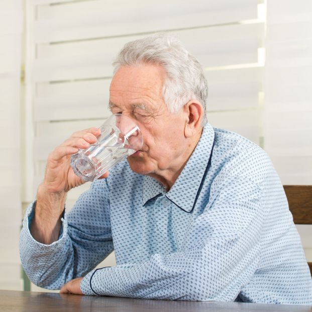 Hombre tomándose una pastilla. Fuente: Bigstock