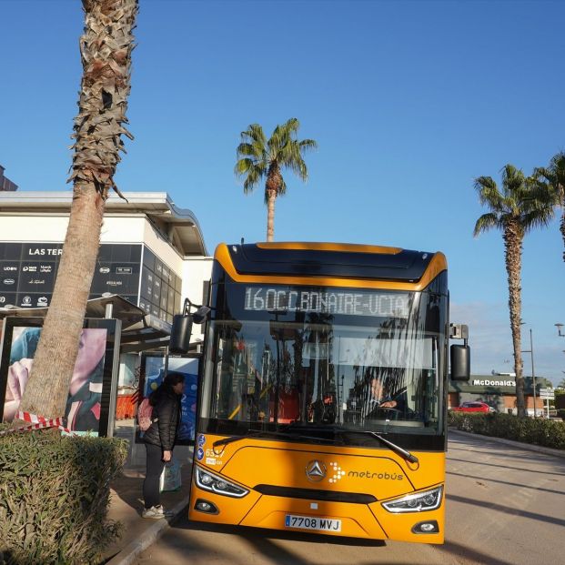 Autobús urbano en el centro comercial de Bonaire (Valencia). Fuente: Eduardo Manzana / Europa Press