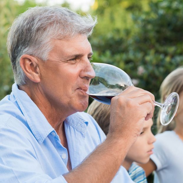 Hombre tomando una copa de vino. Fuente: Bigstock