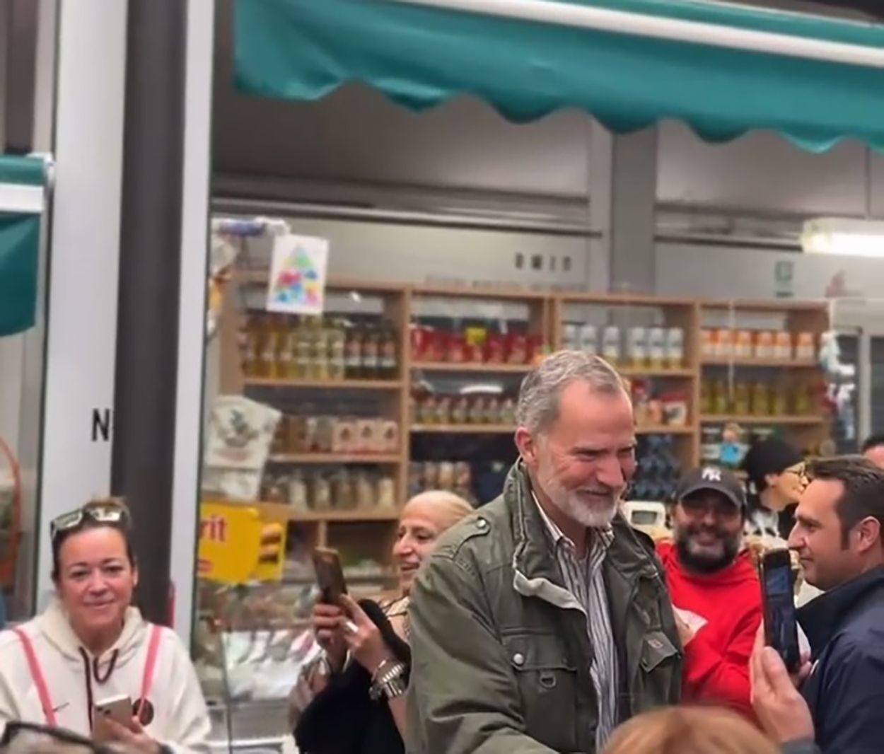 Los Reyes y sus hijas visitan por sorpresa Catarroja, una de las zonas más afectadas por la DANA