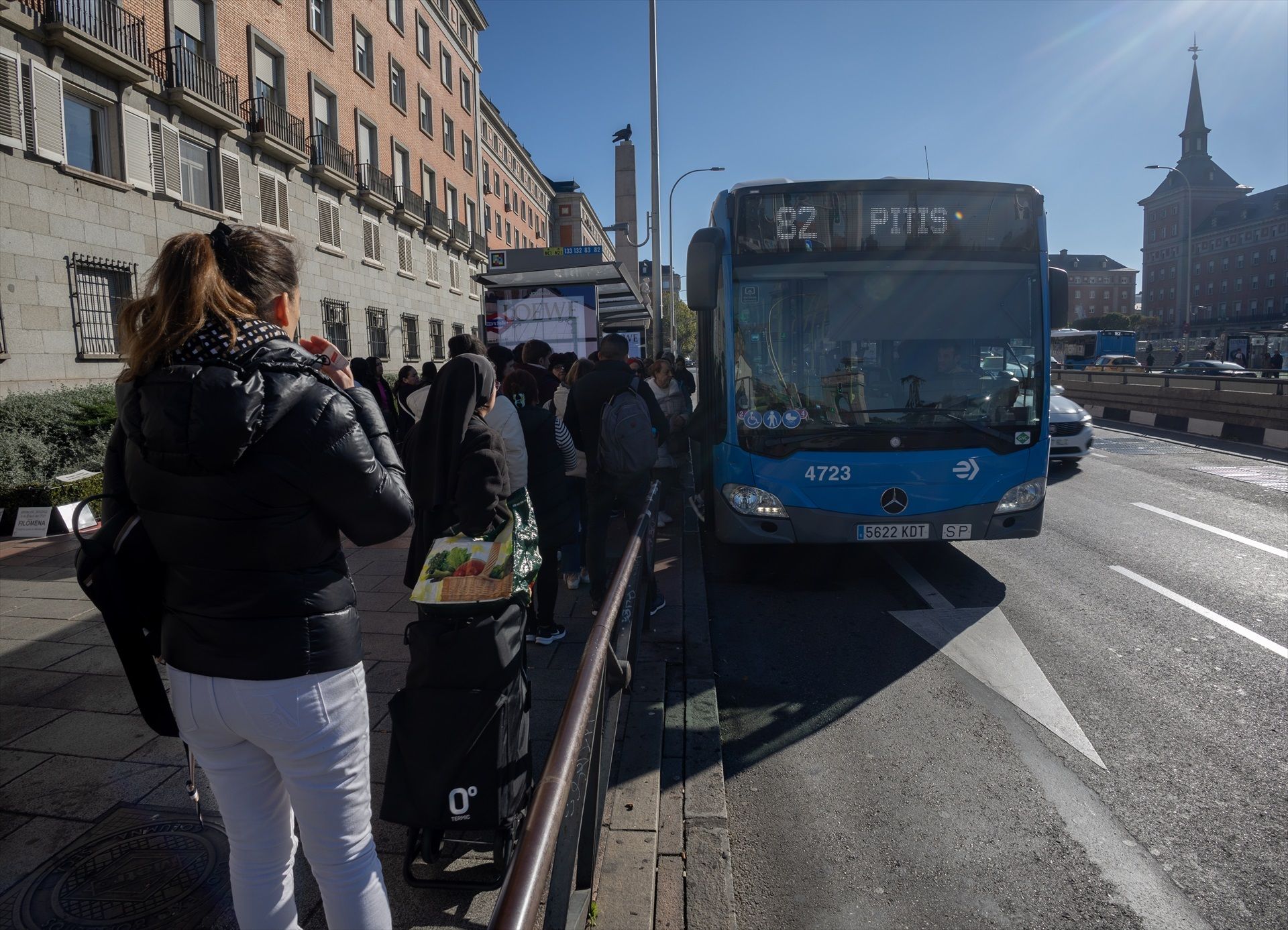 EuropaPress 6372935 varias personas esperan autobus 28 noviembre 2024 madrid espana dias jueves (1)