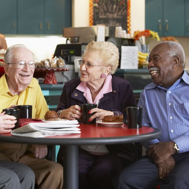 Un grupo de personas tomando un té. Fuente: Bigstock