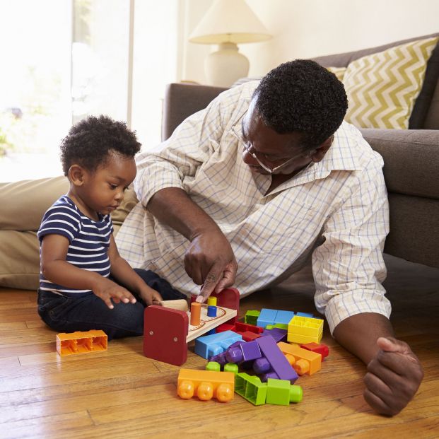 Un niño jugando con su abuelo. Fuente: Bigstock