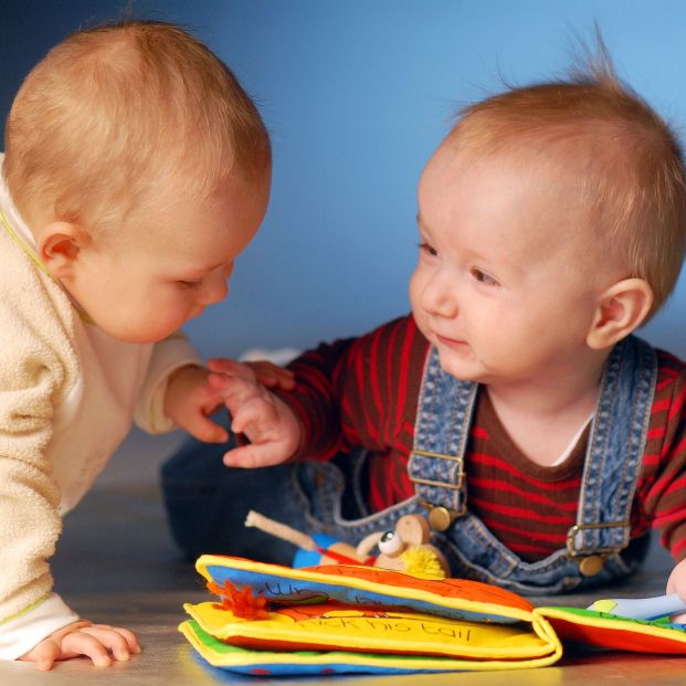 Dos bebés jugando. Fuente: Bigstock