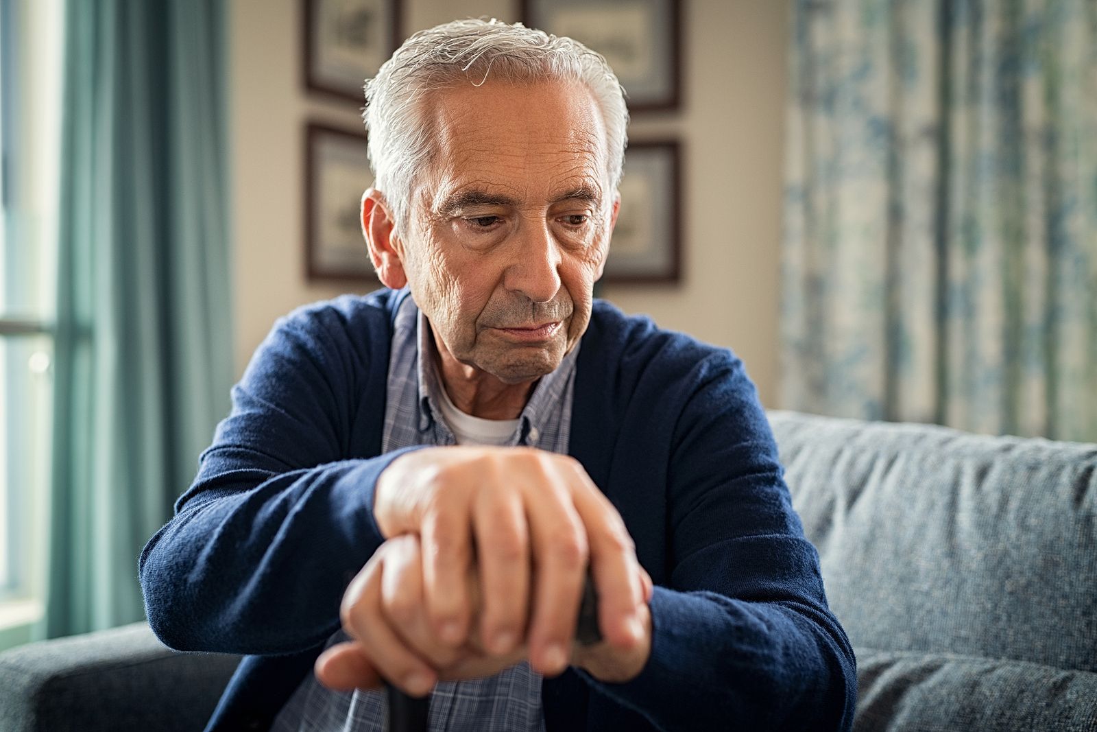 El programa 'Siempre Acompañados' atiende a más de 2.900 mayores en situación de soledad este 2024 (Bigstock)