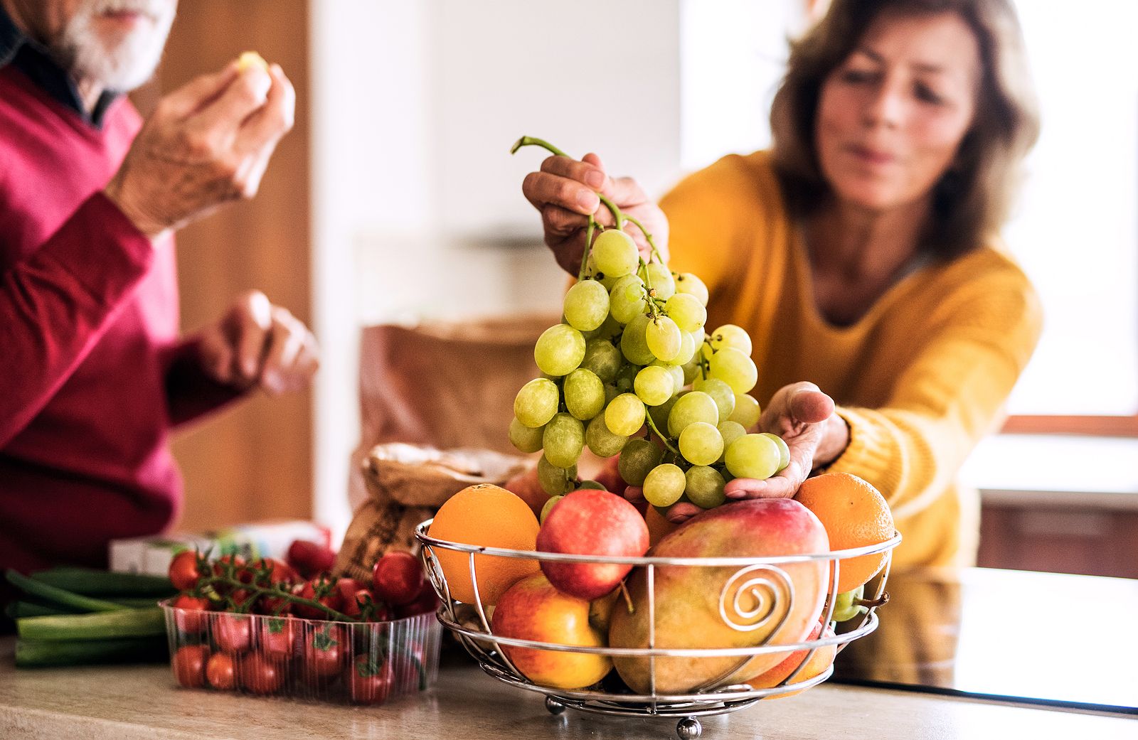 Expertos advierten de los riesgos para los mayores de comer uvas en Nochevieja