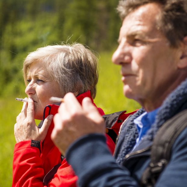 Dos personas fumando. Fuente: Bigstock