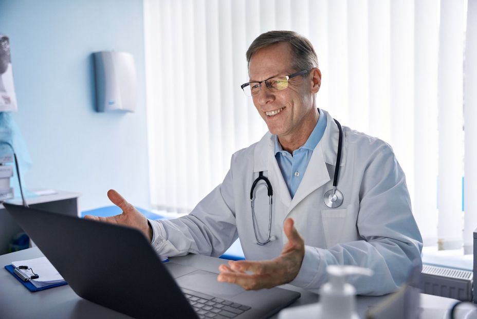 Un médico haciendo teleconsulta con un paciente