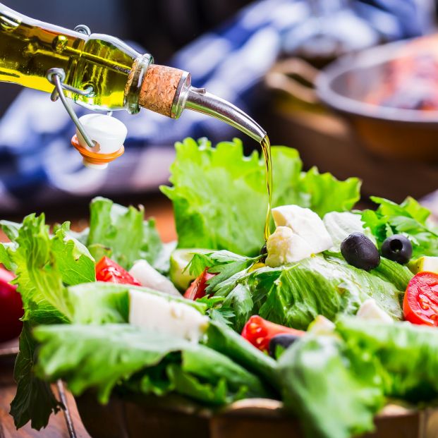 Ensalada aliñada con aceite de oliva. Fuente: Bigstock