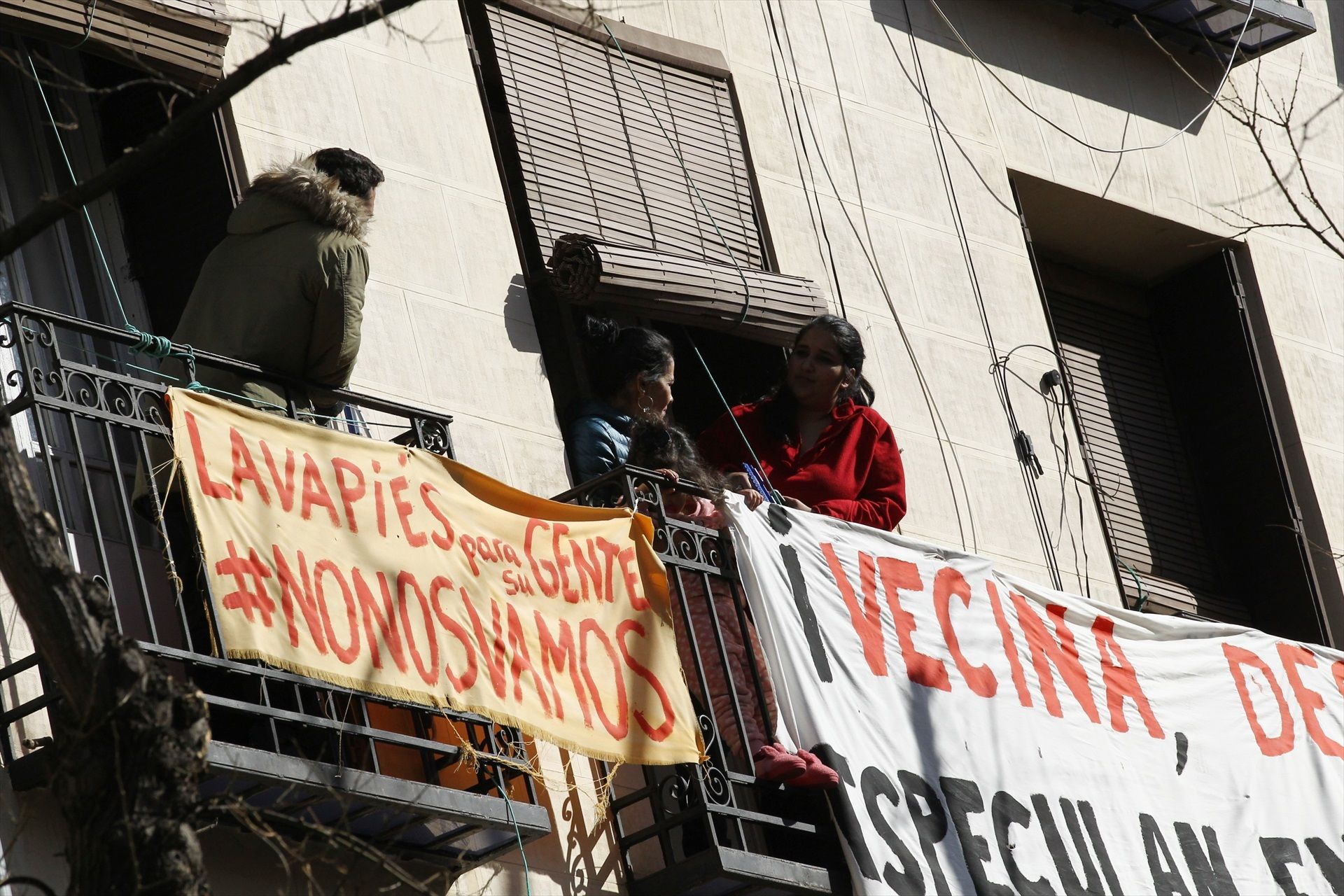 EuropaPress 1948906 balcones barrio lavapies carteles contra deshaucios barrio mismo dia