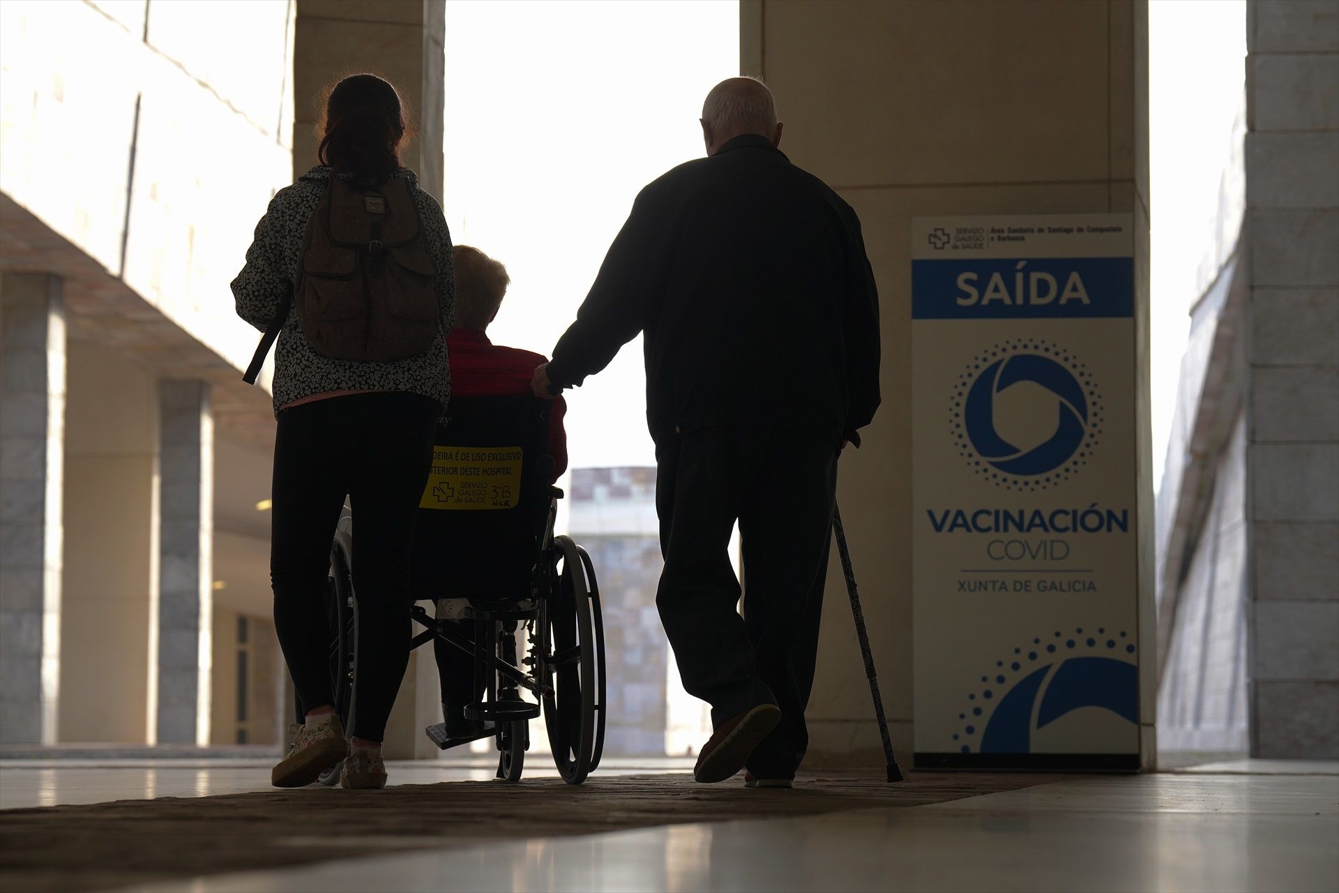 EuropaPress 4732105 dos personas mayores entrada vacunarse cuarta dosis pfizer cidade da