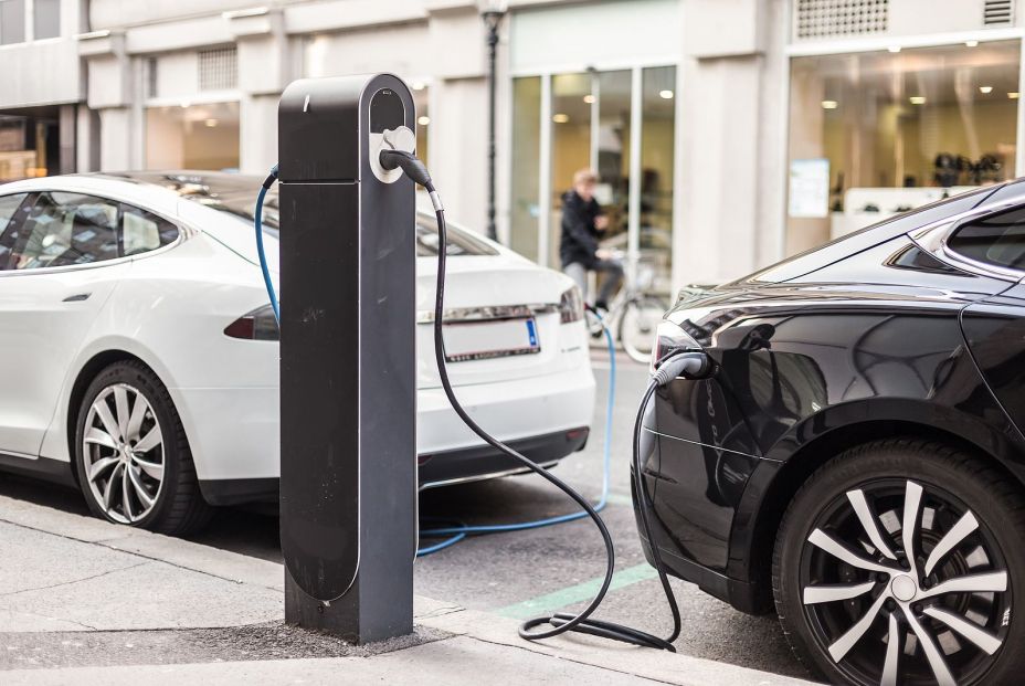 Las ventas de vehículos eléctricos caen un 3,9% en 2024, con 133.699 unidades vendidas (Bigstock)