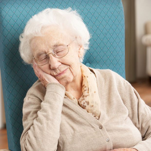 Mujer durmiendo la siesta. Fuente: Bigstock