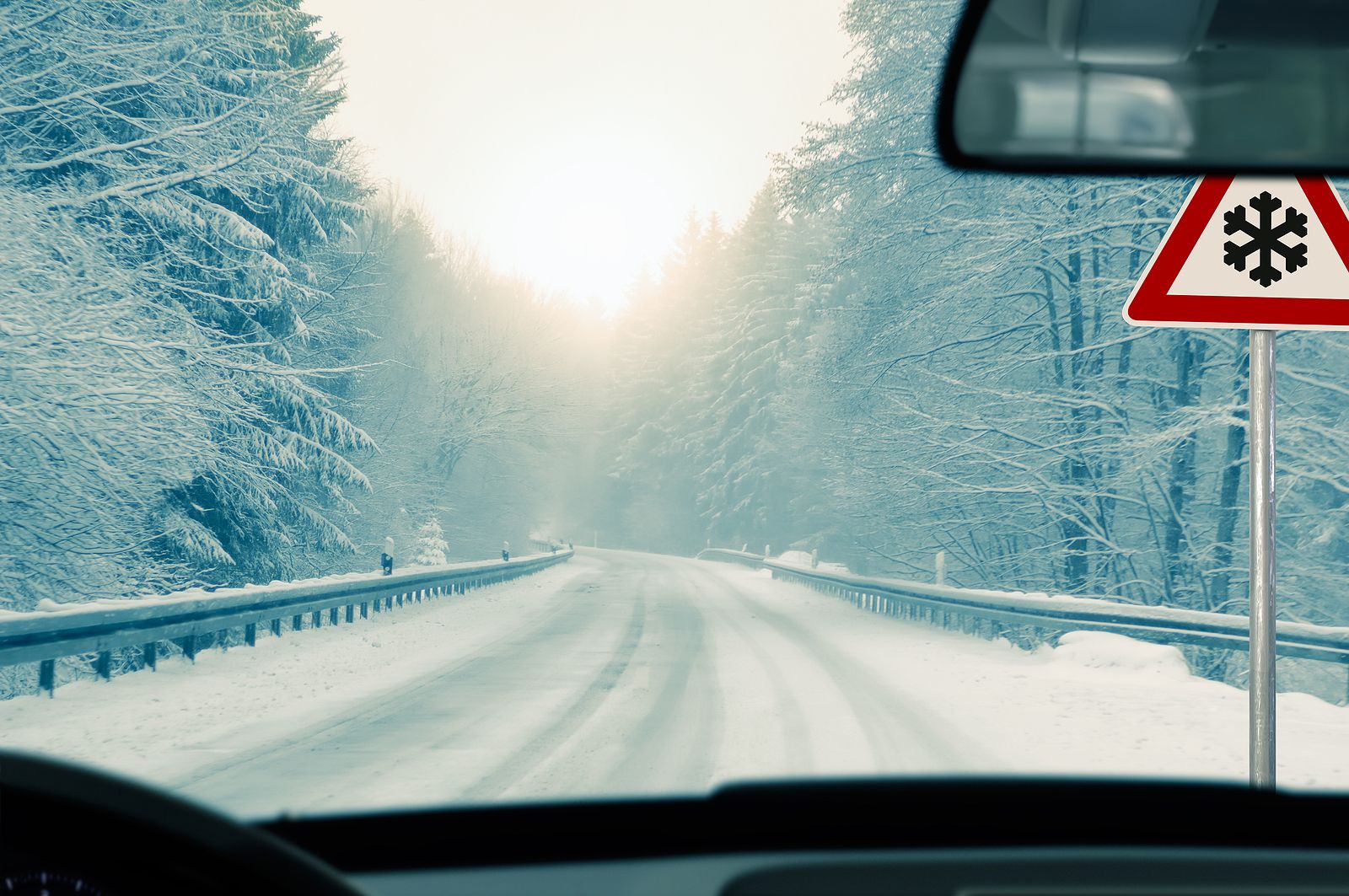 La DGT explica qué debes hacer si el coche pisa una placa de hielo