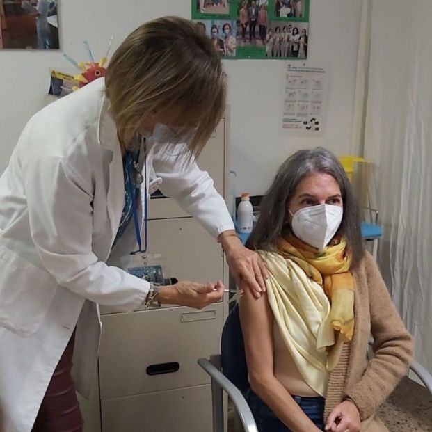 Una mujer recibe una vacuna contra el herpes Zoster. Fuente: Junta de Andalucía