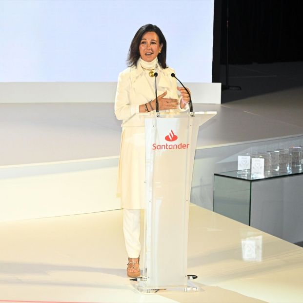 Ana Patricia Botín hablando durante la entrega de premios de la XVI Convocatoria "Euros de tu Nómina" (2024). Fuente: José Oliva / Europa Press