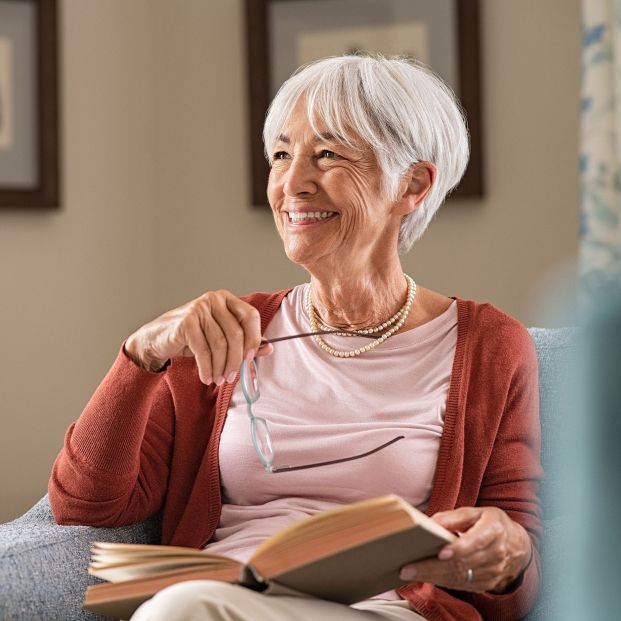 Una mujer leyendo. Fuente: Bigstock